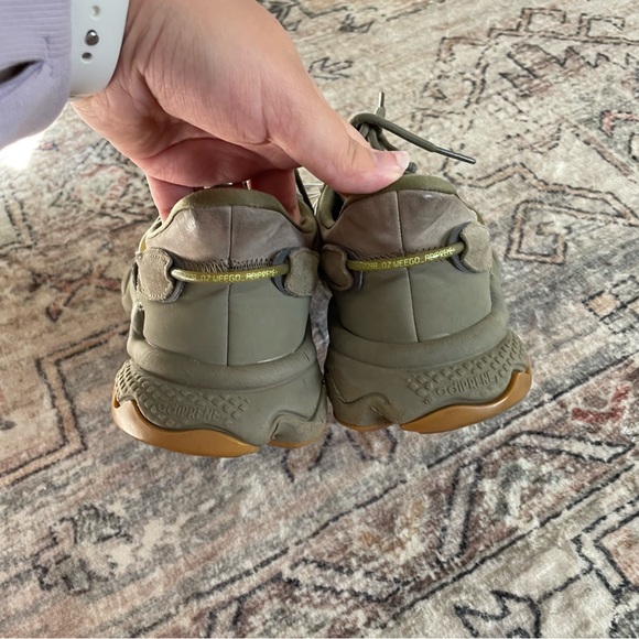 Adidas Originals OZWEEGO 'TRACE CARGO' Sneakers in Green Men’s Size 9.5 GUC - Picture 11 of 13